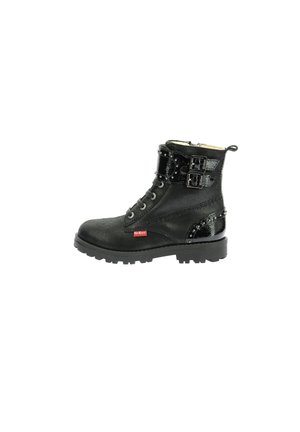 Bottes noires à la cheville avec une finition mate, dotées de deux accents de boucle, en cuir texturé, et d'une semelle en caoutchouc épaisse. Comprend un laçage à l'avant.