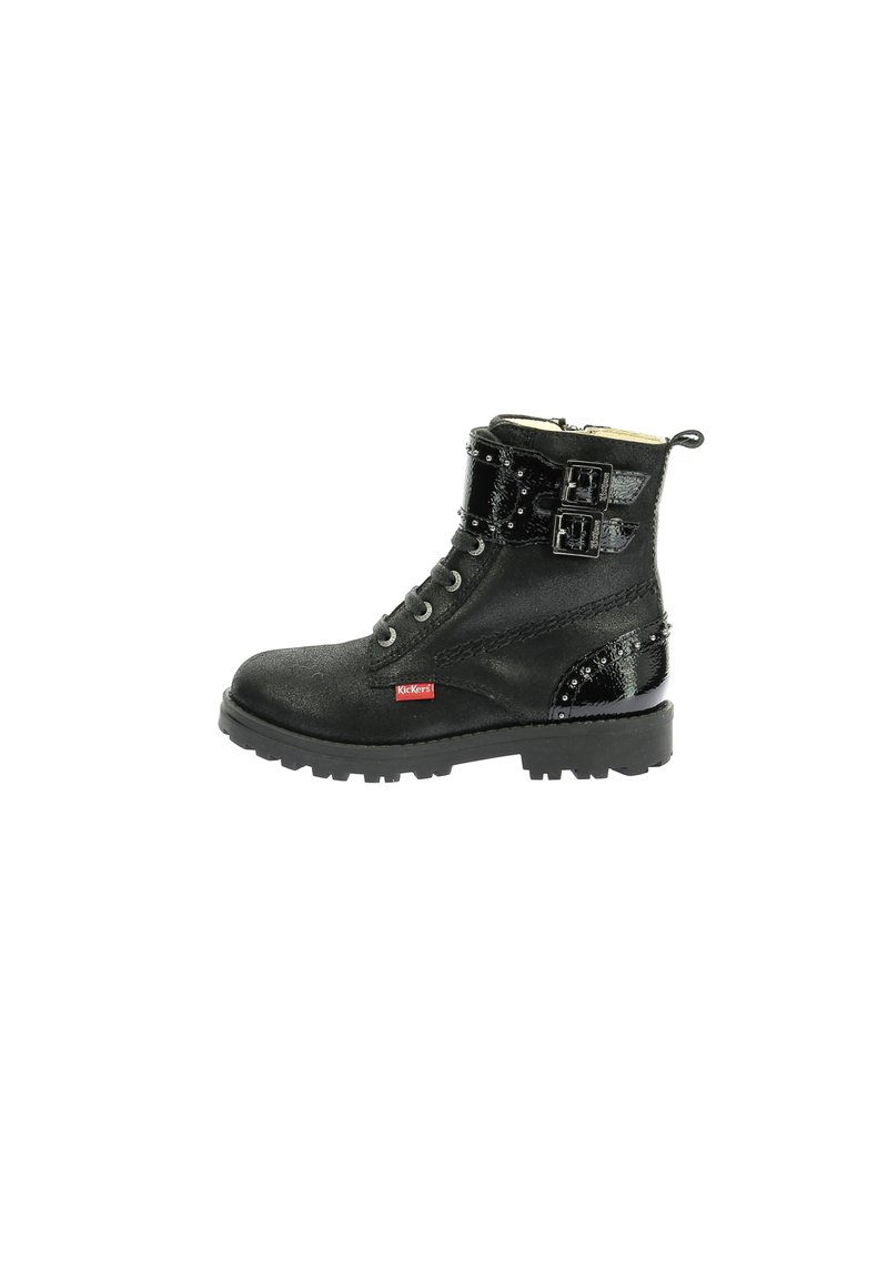 Botas negras hasta el tobillo con un acabado mate, que cuentan con dos detalles de hebilla, cuero texturizado y una suela de goma gruesa. Incluye un cordón en la parte delantera.