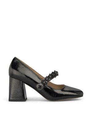Soulier à talon haut en cuir verni noir, avec un bout pointu, un talon épais en bloc et une sangle décorative ornée d'embellissements texturés noirs.