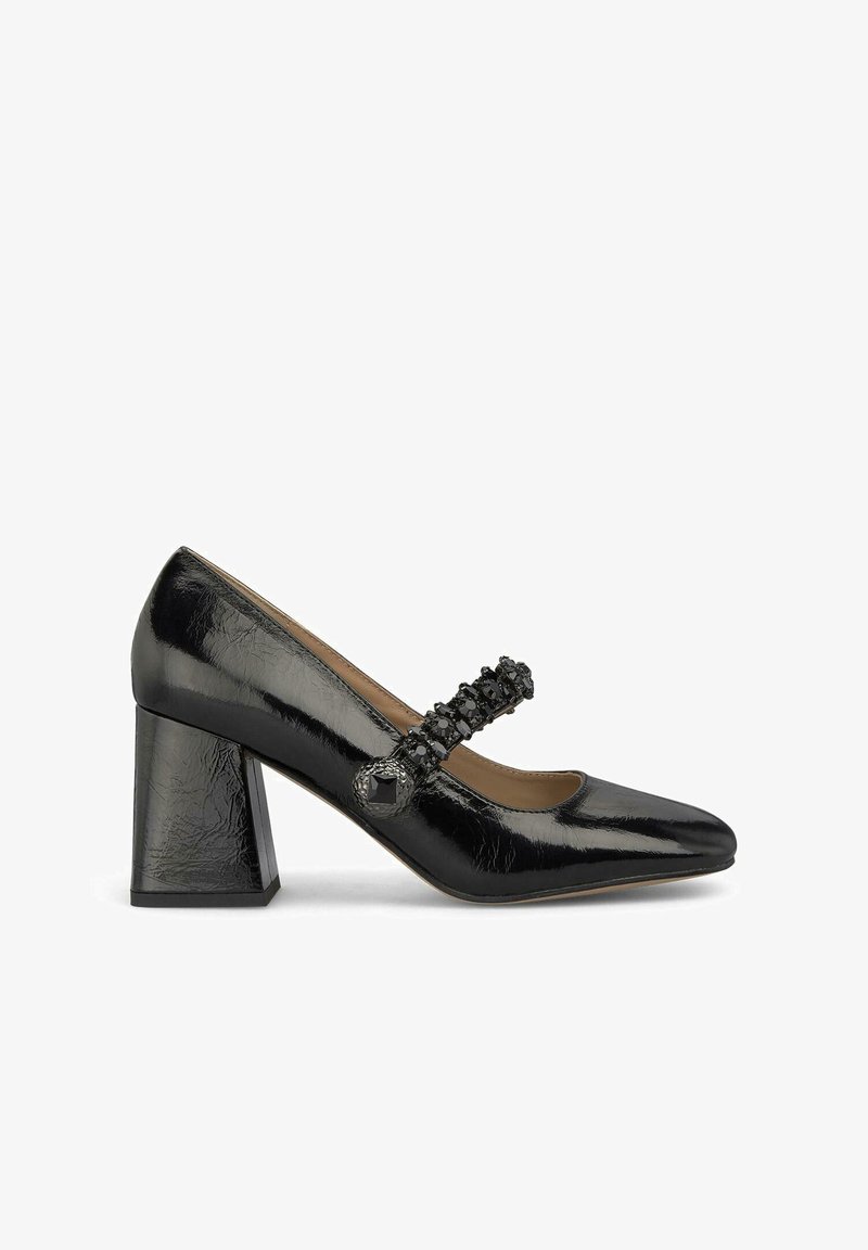 Zwarte gepatineerde leren hoge hak schoen met een spitse neus, een dikke blokhak en een decoratieve band met gemeleerde zwarte versieringen.