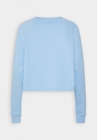 Jasnoniebieski, krótki sweatshirt z długimi rękawami, o prostym designie, miękkiej fakturze i żeberkowanych mankietach. Gładki tylny widok, bez ozdób.
