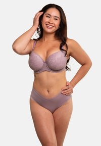 Helllila BH mit floralem Muster und dekorativem Bogen. Passender Slip mit Spitzenbesatz. Glattes Material und konturierte Form, entworfen für Komfort.