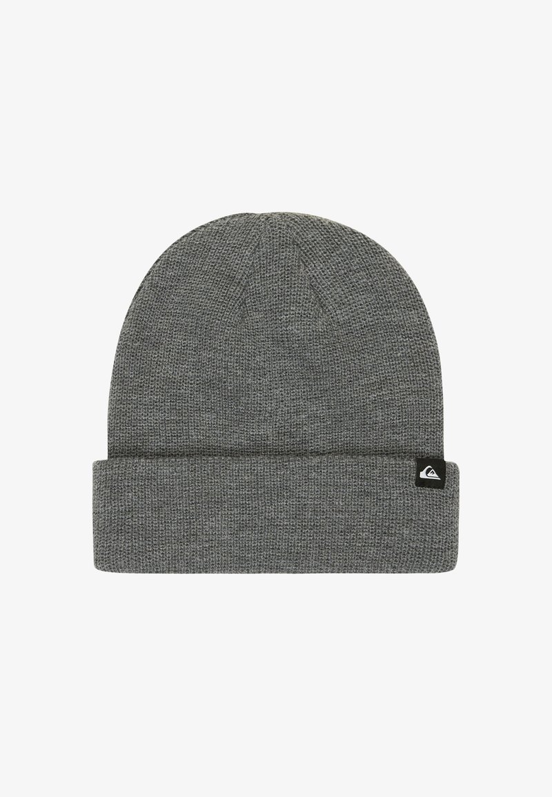 Gorro de punto gris con un puño doblado. Fabricado con material texturizado, presenta una pequeña etiqueta de logo negro en el lateral.