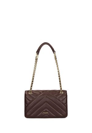Borsa a mano in pelle marrone con motivo a zigzag, manico a catena dorata e logo del brand. Forma rettangolare con una finitura testurizzata.