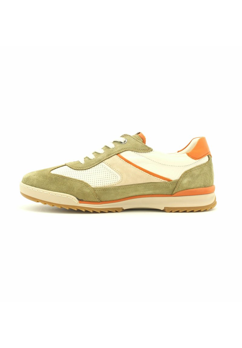 Sneaker con parte superiore in suede verde e pelle crema, dettagli arancioni e suola in gomma con un motivo di grip testurizzato.