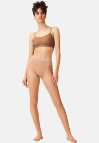 Reggiseno trasparente marrone con spalline sottili, abbinato a un perizoma nudo senza cuciture a vita alta. Texture liscia, design minimalista e copertura leggera.