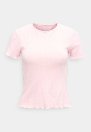 Χαμηλού ροζ κορυφή με κοντά μανίκια, πλεκτή με ριβ, με μικρό φιόγκο στη στρογγυλή λαιμόκοψη και βολάν στα μανίκια και το κάτω μέρος.