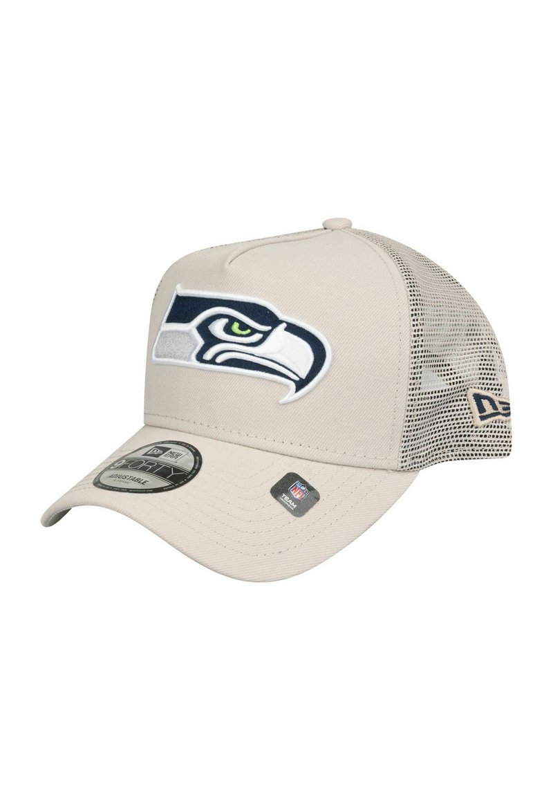 Beige Baseballcap mit prominentem Seattle Seahawks-Logo, Netzseiten, strukturierter Form, verstellbarem Riemen und gebogenem Schirm.