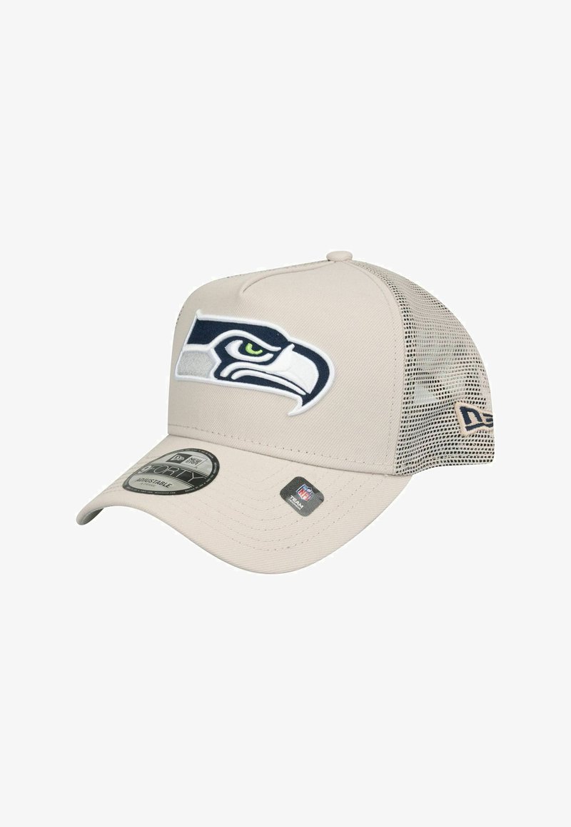 Beige Baseballcap mit prominentem Seattle Seahawks-Logo, Netzseiten, strukturierter Form, verstellbarem Riemen und gebogenem Schirm.