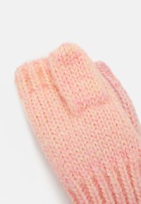 Πλεκτές γάντια σε απαλό ροζ gradient, με άνετη υφή και χοντρό νήμα, διαθέτουν διπλωμένο μανίκι και άνοιγμα για τον αντίχειρα για ευελιξία.