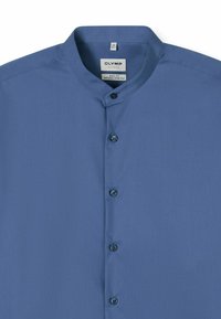 Blaue Hemdbluse mit Stehkragen und einem natürlichen Stretchstoff. Sie zeichnet sich durch eine glatte Textur und tonale Knöpfe entlang der Vorderleiste aus.