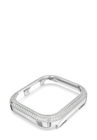 Caja de reloj plateada con forma cuadrada, decorada con cristales circulares transparentes a lo largo del borde, con un acabado metálico pulido y recortes.