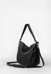 Borsa a spalla nera in pelle con superficie liscia, forma curva, tracolla regolabile e una tasca con zip sul lato per la conservazione.
