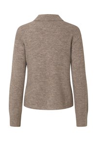 Brun strikkegenser med krage, lange ermer og en myk tekstur. Stoffet har et subtilt mønsterbland.