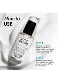 Flacon de Good Genes Lactic Acid Treatment sur fond crème blanc avec les étapes : nettoyer, appliquer 2-3 pressions, masser et utiliser un SPF dans la routine.