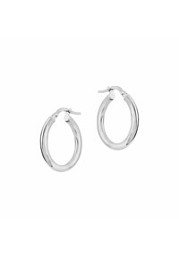 Para wypolerowanych srebrnych kolczyków w kształcie obręczy z zamknięciem na zawias, prezentowana na białym tle.