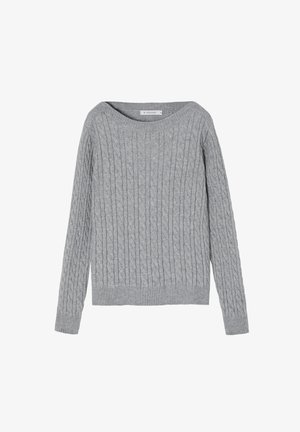 Suéter gris de punto trenzado con un escote amplio y redondeado, mangas largas y un dobladillo acanalado. Textura suave y corte regular.