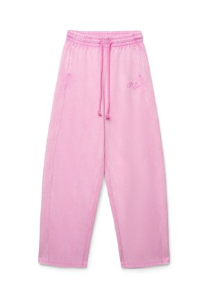 Pantalon de survêtement rose à jambes larges avec une taille élastique, un cordon de serrage ajustable, et un détail de logo brodé sur le côté. Texture de tissu doux.
