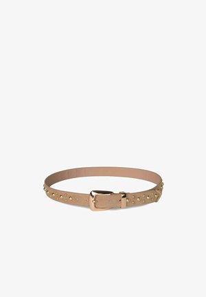 Lichtbruine leren riem met goudkleurige studs en een gouden metalen gesp, plat opgerold afgebeeld op een witte achtergrond.