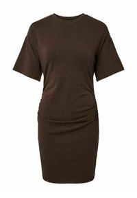 Robe marron foncé à manches courtes, longueur genou, col rond et fronces discrètes sur un côté de la taille. Aucun motif ou logo visible.