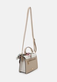 Sac à main en cuir beige au design structuré, doté d'une poche zippée et d'une écharpe multicolore en accent sur la poignée. Bandoulière réglable.