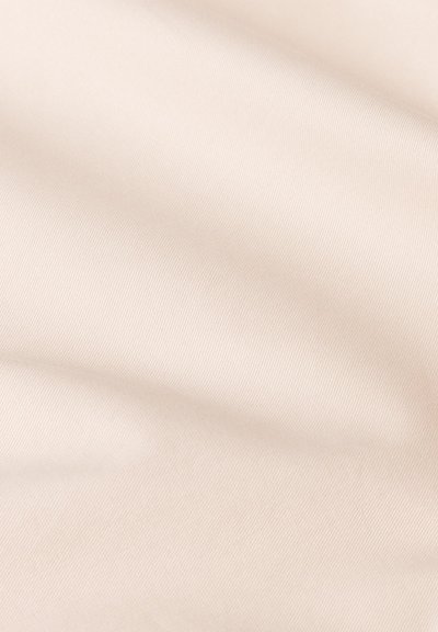 Tessuto beige chiaro con una texture liscia, caratterizzato da sottili linee diagonali. Aspetto morbido e spiegazzato, che indica flessibilità e caduta.