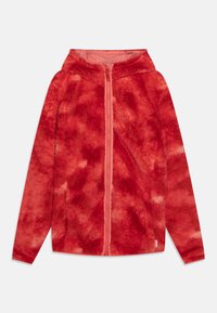 Rød, fluffy zip-up hettegenser. Myk tekstur med et mønsterdesign. Har hette og kontrastfarget rosa glidelås. Lange ermer med klassisk passform.