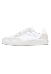 Sneaker bianco con tomaia testurizzata, dettagli in suede e lacci piatti. Presenta una suola in gomma spessa e solida e dettagli cuciti discreti.