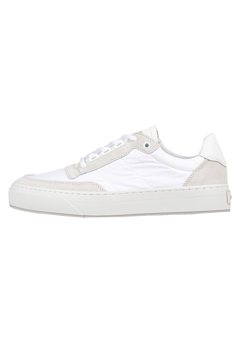 Sneaker bianco con tomaia testurizzata, dettagli in suede e lacci piatti. Presenta una suola in gomma spessa e solida e dettagli cuciti discreti.