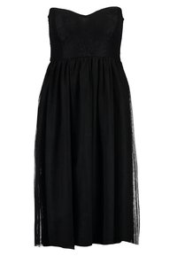 Svart strapless kvällsklänning med en texturerad spetsliv och en flödande kjol av mjukt material, med genomskinliga sidopaneler.