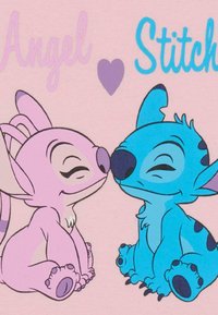 Los personajes de dibujos animados Ángel y Stitch, en rosa y azul respectivamente, se acurrucan contra un fondo rosa pálido con texto estilizado encima de ellos.