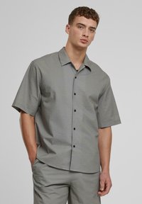 Urban Classics RELAXED SHORT SLEEVE  - Vapaa-ajan kauluspaita - paleolive