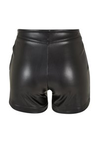 Shorts taille haute en similicuir noir avec une texture lisse et une couture visible courant au centre du dos et de la ceinture.