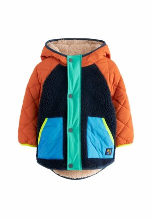 Kinder-Winterjacke mit Kapuze, orangefarbenen gesteppte Ärmel, marineblauem Fleece-Körper, türkisfarbenem Druckknopfverschluss vorne und blauen Taschen mit neongelbem Rand.