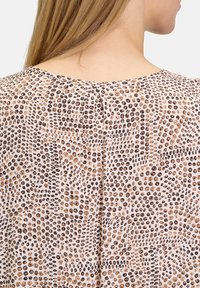 Cartoon MIT MUSTER - T-Shirt print - weiß braun