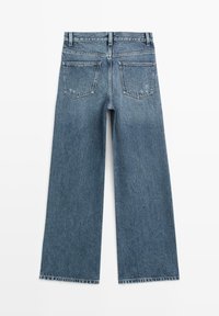 Blauwe wijde spijkerbroek gezien van achteren met twee achterzakken, broekriemlussen en een hoge taille.