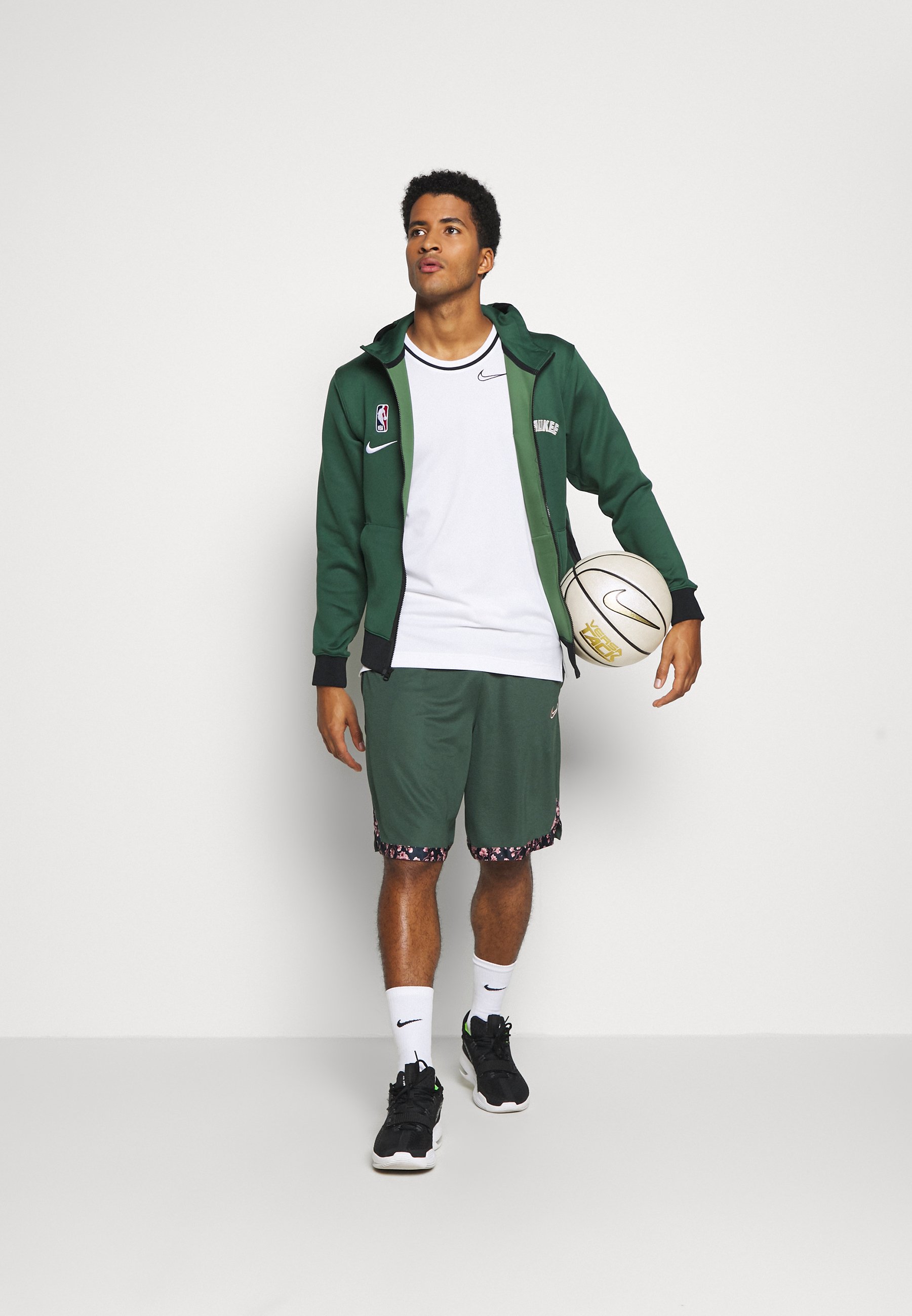 Nike Performance NBA MILWAUKEE BUCKS THERMAFLEX SHOWTIME FULL ZIP HOODIE -  Veste de survêtement - fir/black/white/vert - ZALANDO.BE