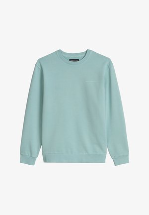 Lichtblauwe sweater met ronde hals en lange mouwen met geribde boorden, voorzien van een klein wit "Marc O'Polo" logo op de linkerborst.