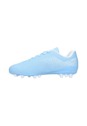 Lichtblauwe voetbalschoen met witte noppen, veters en logo "JAKO" op de hiel, gezien van opzij op een witte achtergrond.