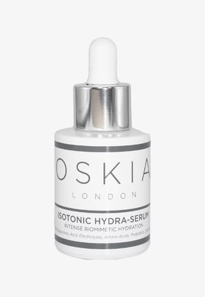 Flacon d'Oskia London Isotonic Hydra-Serum avec bouchon compte-gouttes, étiqueté pour une hydratation biomimétique intense et des ingrédients clés comme l'acide hyaluronique et les probiotiques.