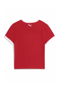 Röd bomulls-T-shirt med vit ribbad krage och ärmar. Har en liten vit Puma-logga på övre delen av ryggen. Korta ärmar, avslappnad passform.
