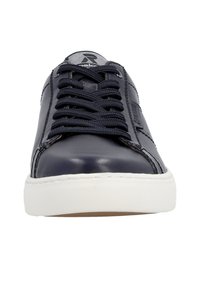 Sneaker in pelle blu navy con suola in gomma bianca, presenta punta rotonda, lacci testurizzati e un logo discreto sul lato. Superficie superiore liscia.