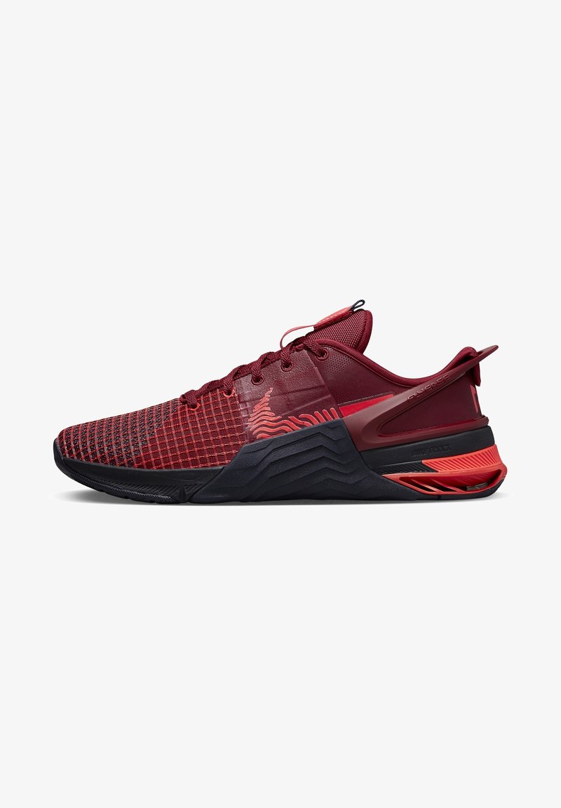 Baskets de sport rouges et noires avec dessus en mesh, semelle texturée, fermeture à lacets et contrefort talon de soutien.