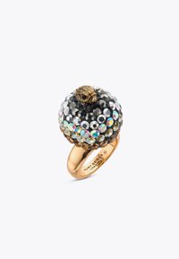 Ring in Goldfarben mit einer sphärischen schwarzen Kristallspitze, verziert mit mehrfarbigen Strasssteinen und einem strukturierten Muschelakzent in der Mitte.
