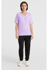 Lichtpaars V-hals T-shirt met korte mouwen, gecombineerd met zwarte broek. Het T-shirt is gemaakt van zachte stof; de broek heeft een aansluitend ontwerp.