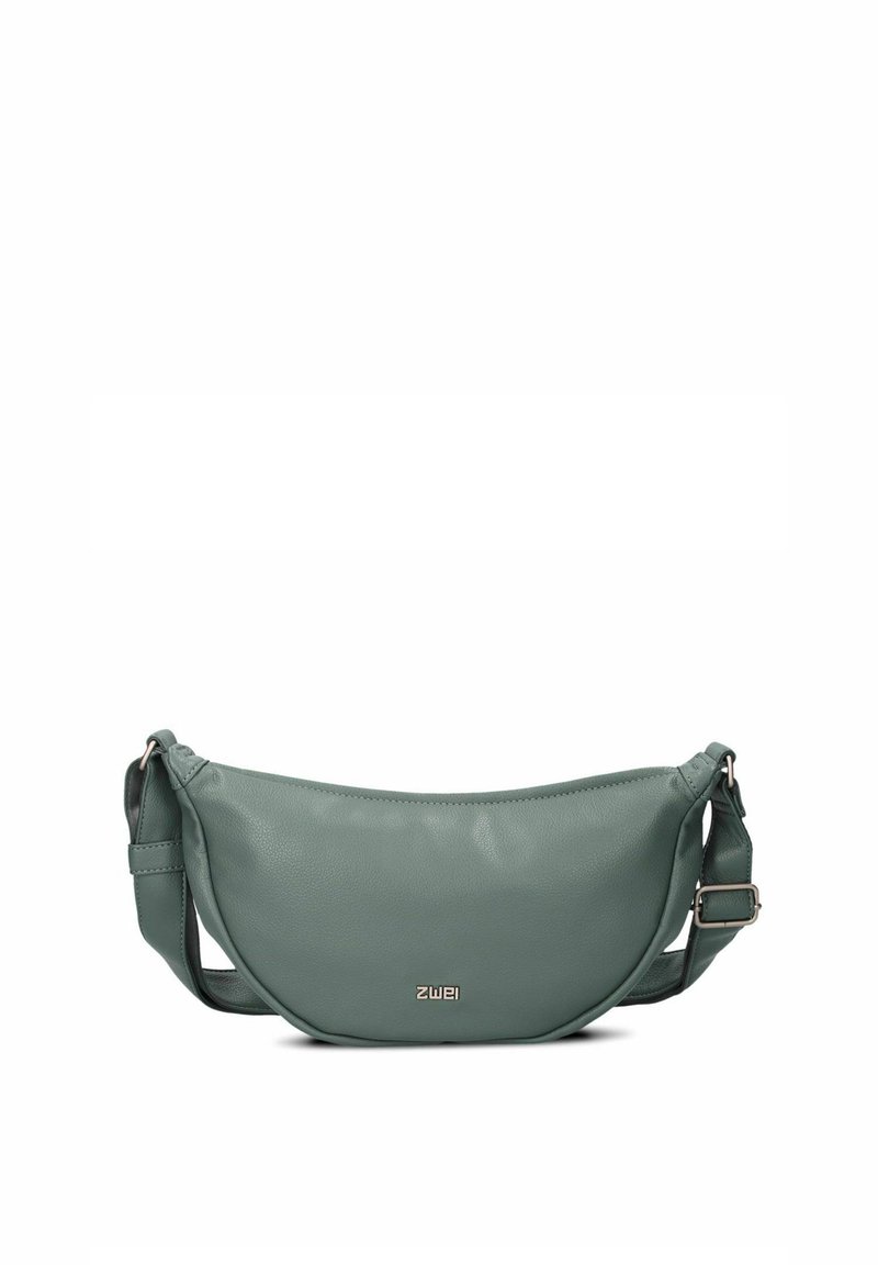 Bolso cruzado de piel verde con forma curvada, correa ajustable y detalle del logo en la parte frontal. Textura suave y diseño minimalista.
