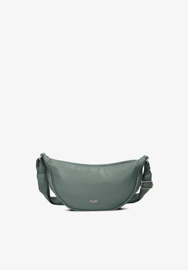 Bolso cruzado de piel verde con forma curvada, correa ajustable y detalle del logo en la parte frontal. Textura suave y diseño minimalista.