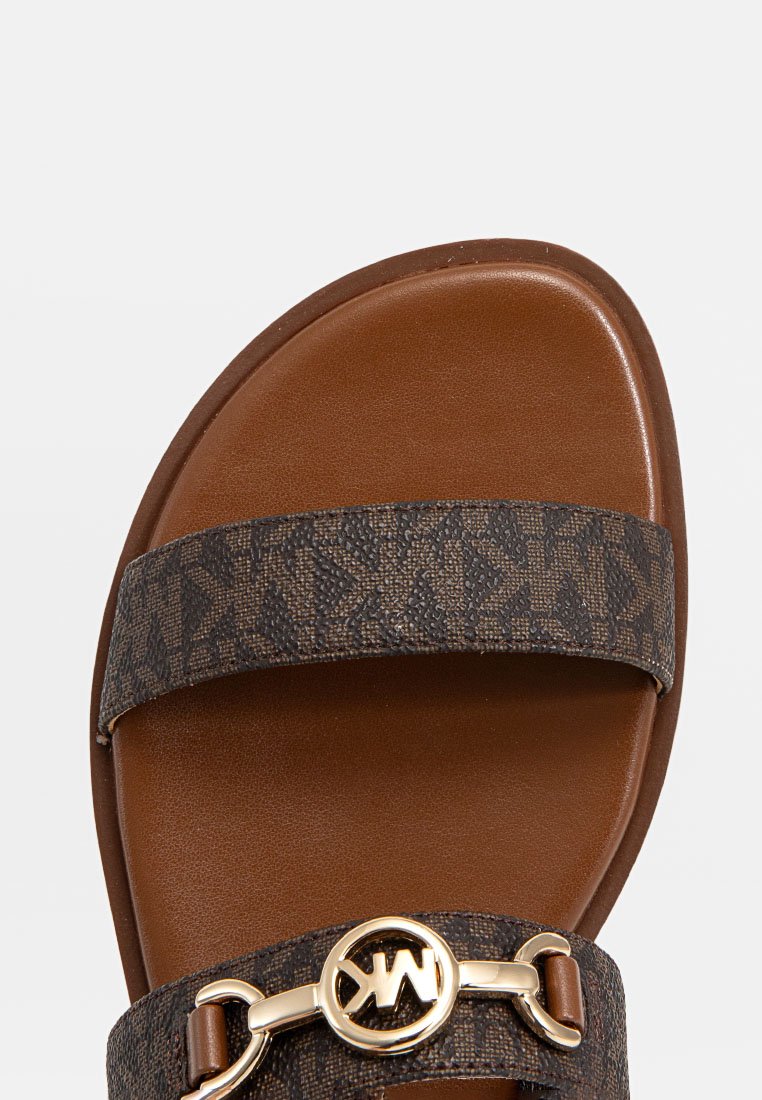 Bruine schuif sandaal met gestructureerde bruine stoffen band met een logo-detail. Gladde bruine voetbed en afgeronde teen ontwerp.