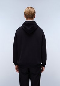 Zwarte hoodie met een kangoeroezak, ribgebreide manchetten en zoom. Zacht materiaal met een gladde textuur. Voorzien van een capuchon met trekkoord. Eenvoudig ontwerp.