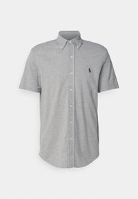 Camicetta grigia a maniche corte con bottoni, realizzata in cotone, dotata di colletto, orlo dritto e un piccolo logo blu navy sul lato sinistro del petto.